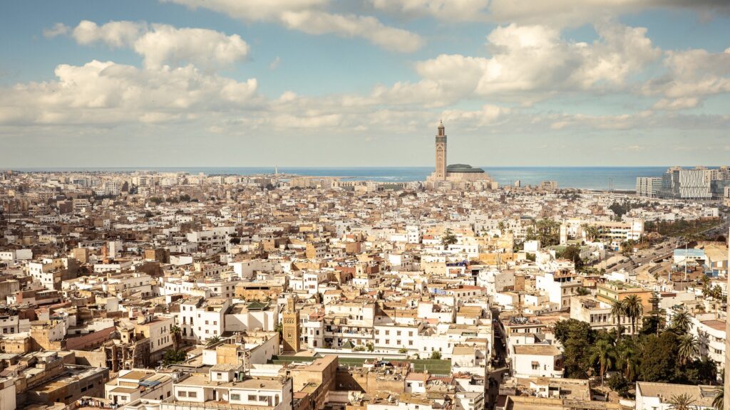 Découvrez Casablanca, la plus grande ville du Maroc, avec son riche patrimoine culturel, sa gastronomie délicieuse, et ses festivals vibrants.